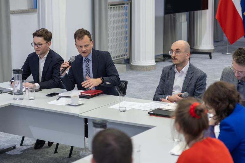 osoby siedzą w sali 