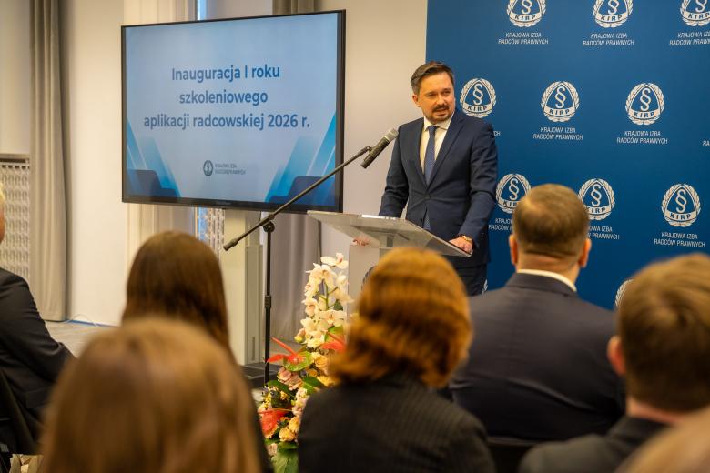 Osoba przemawia za mównicą