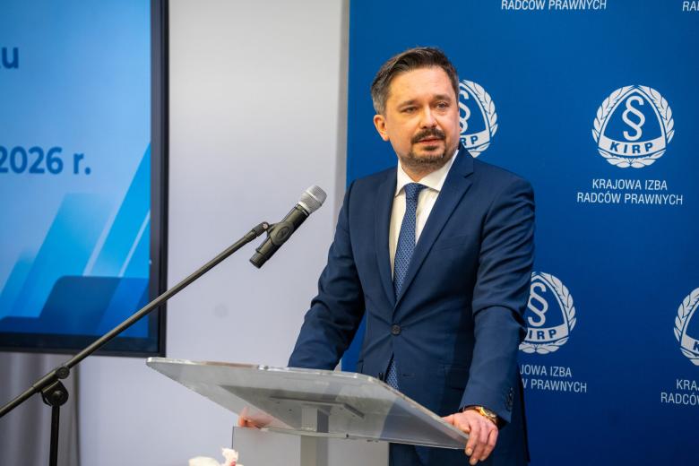 Osoba przemawia za mównicą