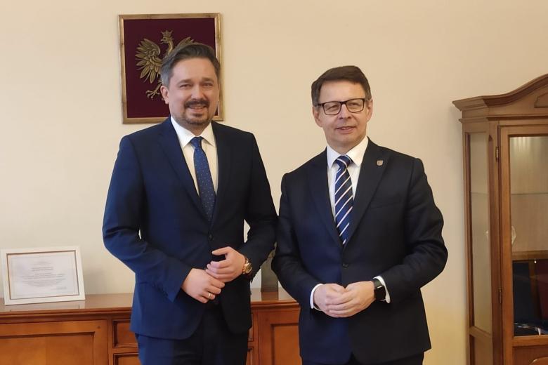 dwie osoby stoją pozując do zdjęcia