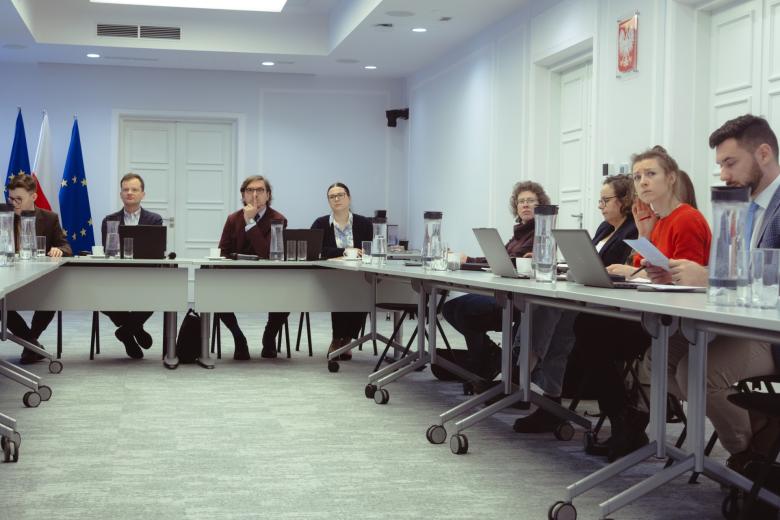 osoby siedzą w sali 