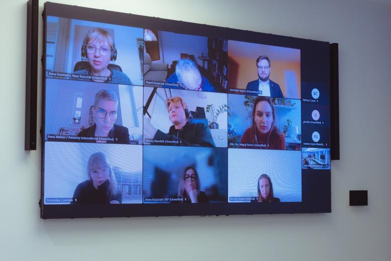 ekran z twarzami osób uczestniczących w telekonferencji 