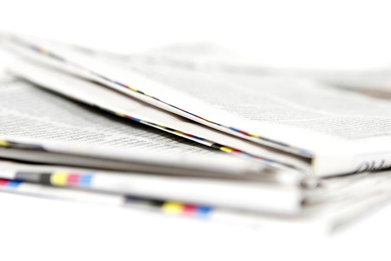 Kilka złożonych, leżących na sobie gazet