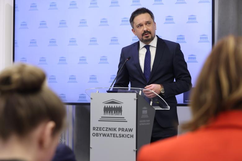 Osoba przemawia za mównicą