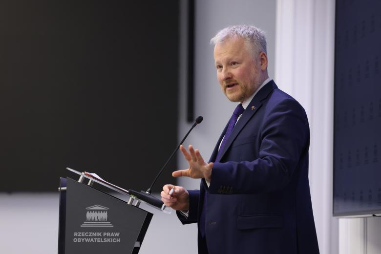 Osoba przemawia za mównicą