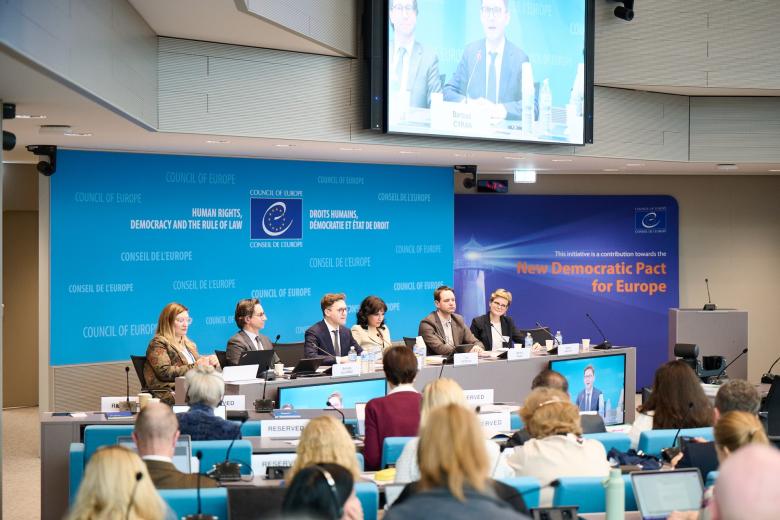 osoby siedzą w sali 