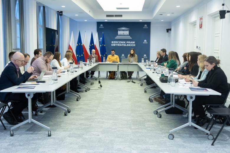 osoby siedzą w sali 