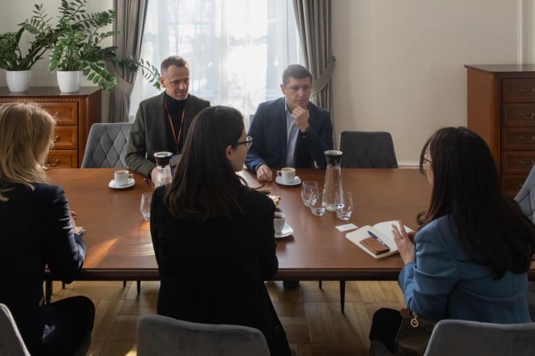 osoby siedzą w sali 