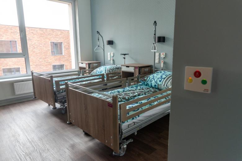 dwa łóżka w sali ośrodka opiekuńczo-leczniczego 