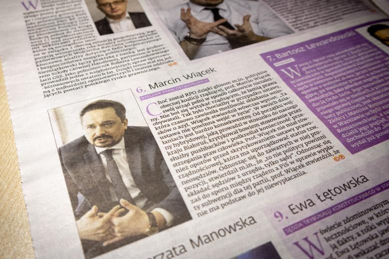 Strony drukowanej gazety z kilkoma zdjęciami przedstawiającymi różne osoby i tekstem obok każdego ze zdjęć