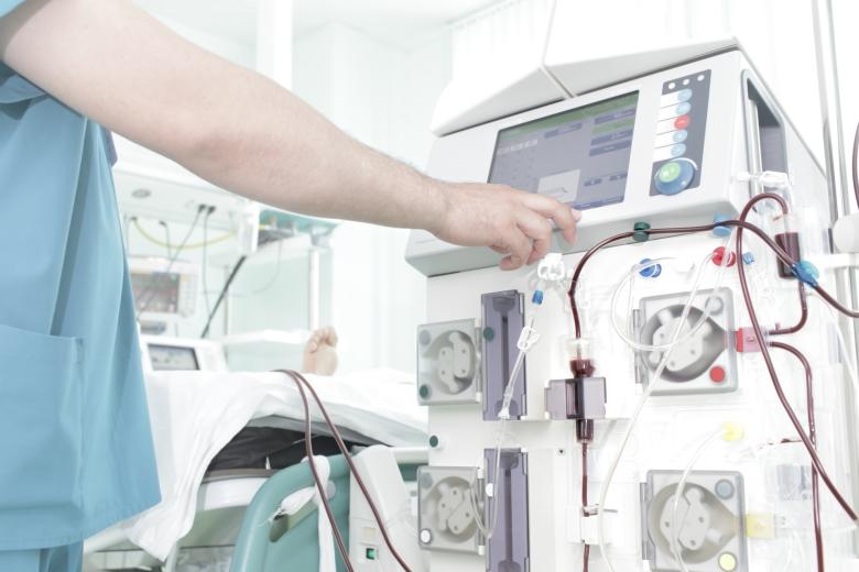 pracownik medyczny obsługuje sprzęt podczas zabiegu 