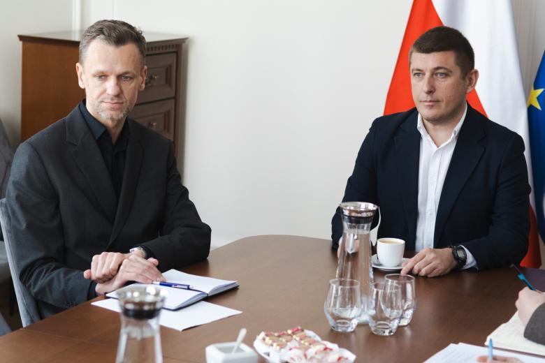 Dwie osoby siedzą w sali 