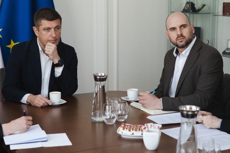 dwie osoby siedzą w sali 