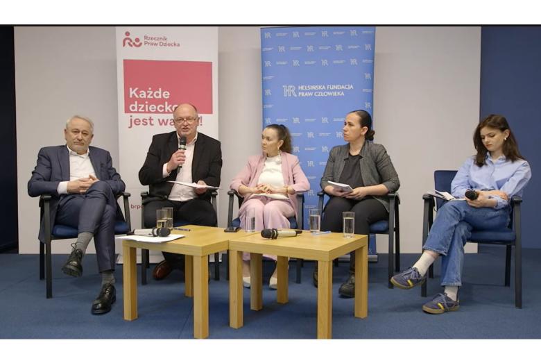 osoby siedzą w sali 