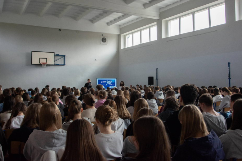 osoby siedzą w sali 