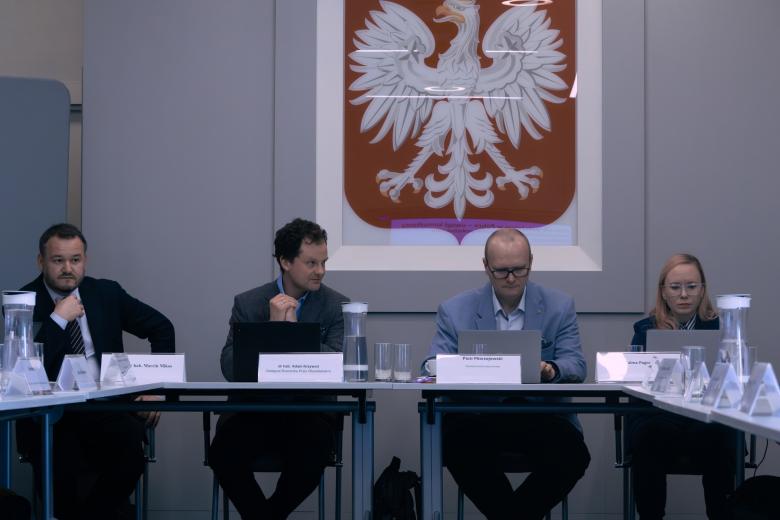 osoby siedzą w sali 