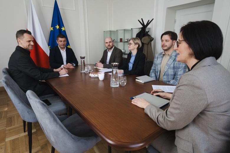 osoby siedzą w sali 