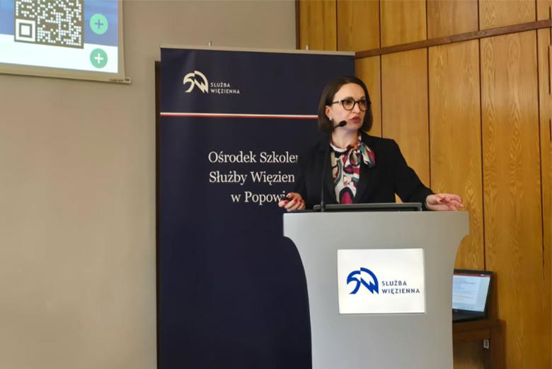 osoba przemawia na stojąco