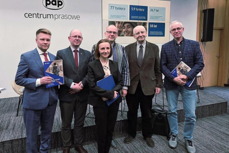 Sześć osób pozuje do wspólnego zdjęcia