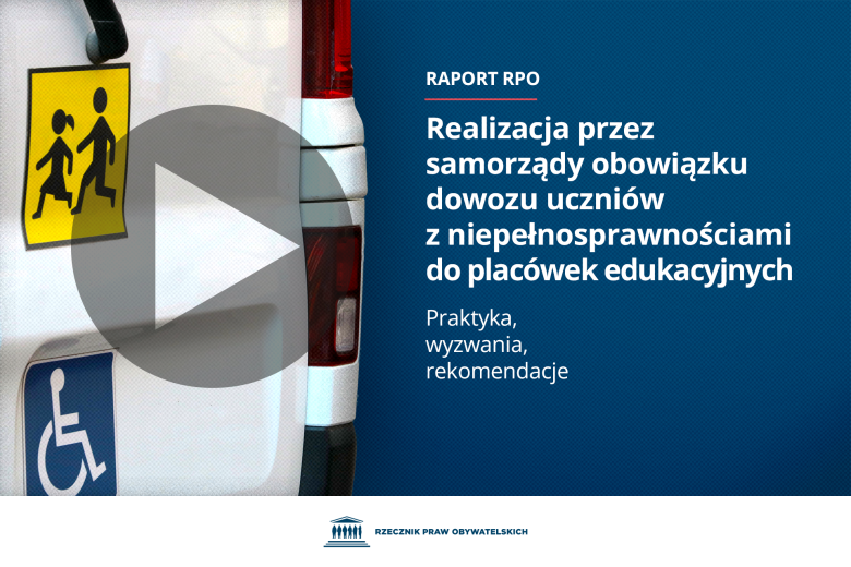 Plansza z tekstem "Raport RPO - Realizacja przez samorządy obowiązku dowozu uczniów z niepełnosprawnościami do placówek edukacyjnych - Praktyka, wyzwania, rekomendacje" i ilustracją przedstawiającą tył busa, na którym są oznaczenia oznaczające przewóz dzieci i przewóz osób z niepełnosprawnością