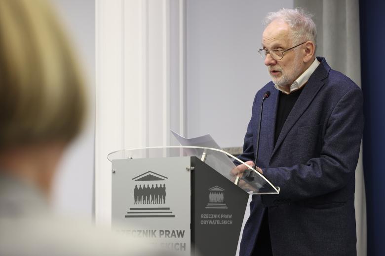 Jacek Wciórka wypowiada się stojąc przy mównicy