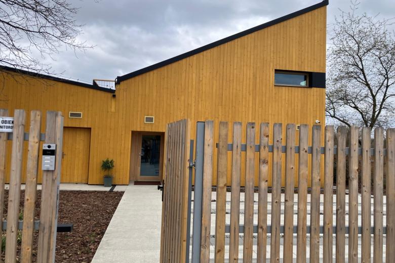 widok budynku za ogrodzeniem