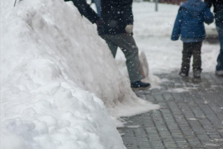 wielka pryzma sniegu w tle dwie osoby 