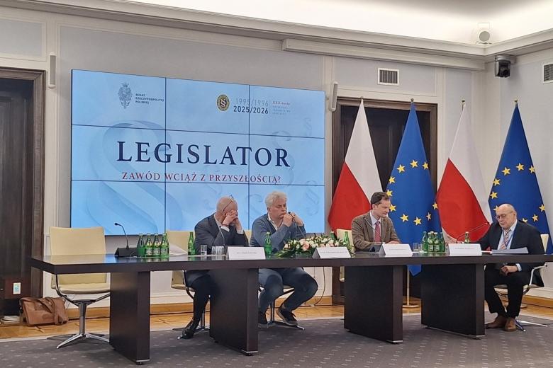 osoby siedzą w sali 