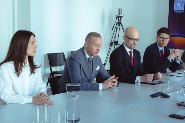 osoby siedzą w sali 