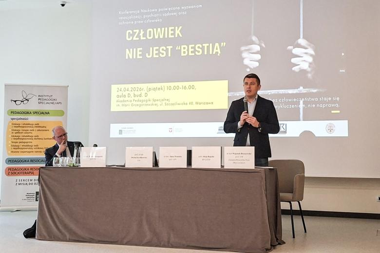 osoba przemawia na stojąco