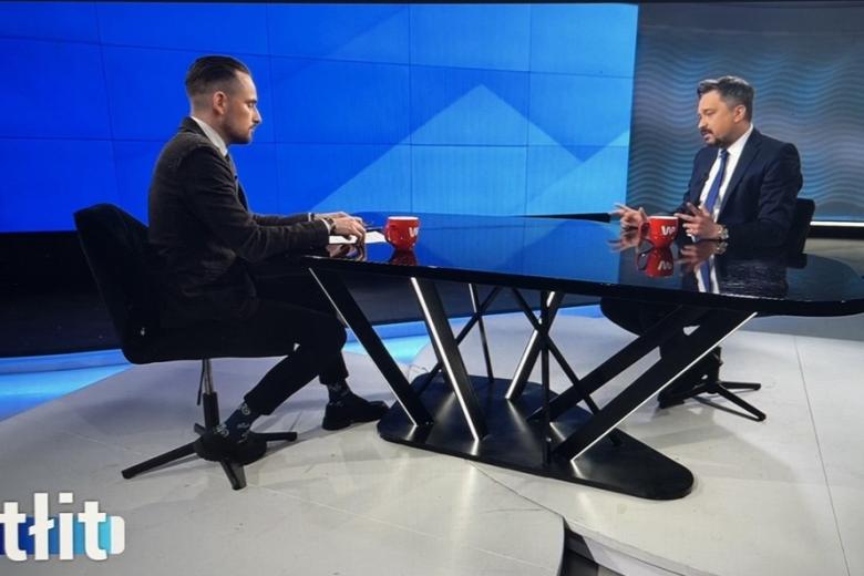 Wywiad RPO dla portalu WP.pl, dwóch mężczyzn przy stole