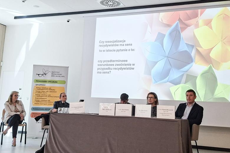 osoby siedzą w sali 