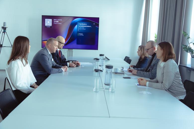 osoby siedzą w sali 