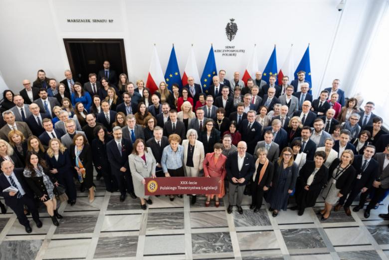 osoby stoją w sali widziane z góry