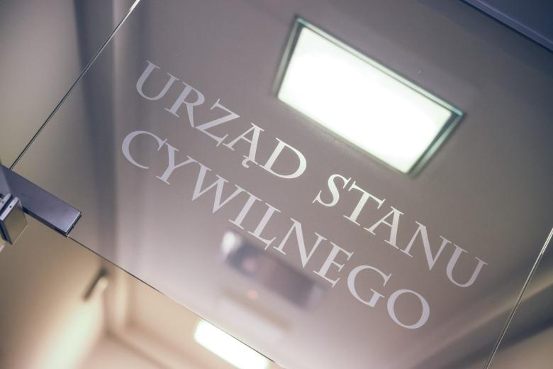 tekst na szklanych drzwiach Urząd Stanu Cywilnego 