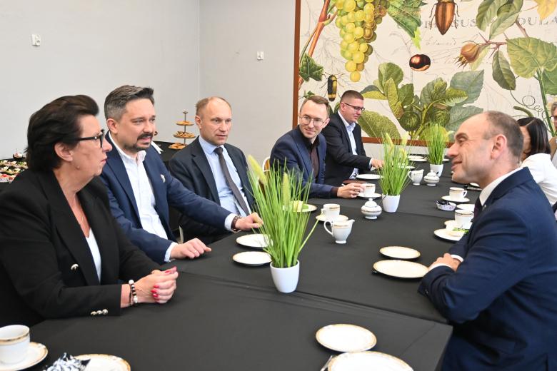 Sala konferencyjna, ludzie wokół stołu
