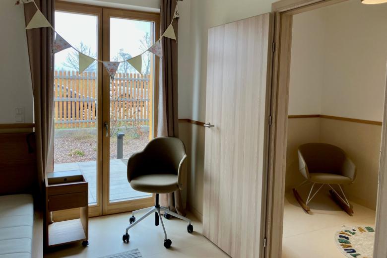 widok pokoju z meblami 