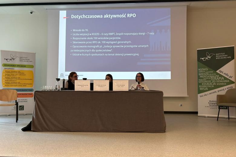 osoby siedzą w sali 