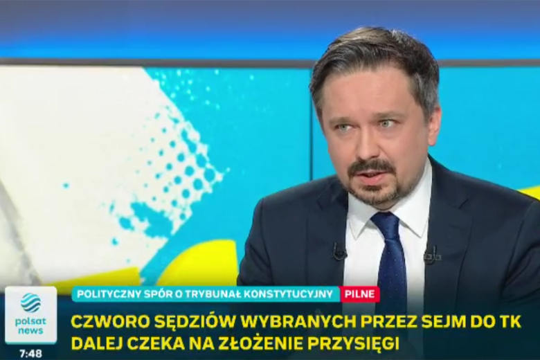 zdjęcie osoby w studiu tv z podpisem