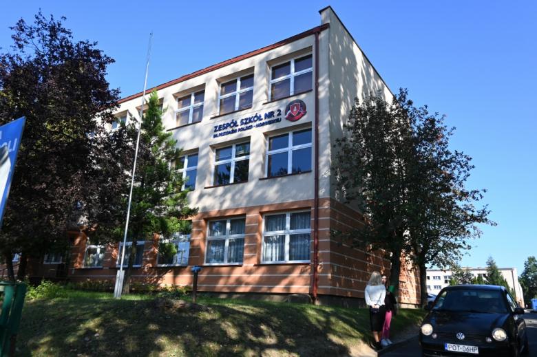 Dwupiętrowy budynek