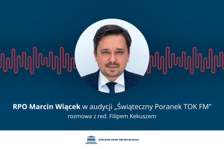 Plansza z portretem Marcina Wiącka i podpisem "RPO Marcin Wiącek w audycji "Świąteczny Poranek TOK FM" - rozmowa z red. Filipem Kekuszem"