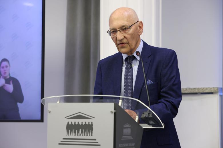 Osoba przemawia za mównicą
