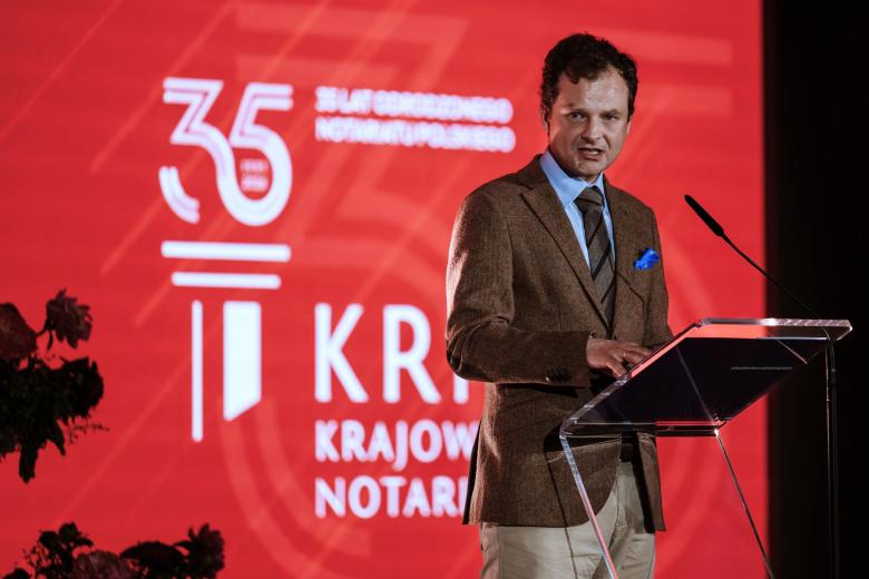 Osoba przemawia za mównicą