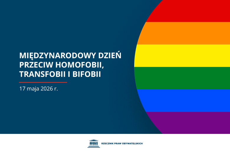 Plansza z tekstem "Międzynarodowy Dzień Przeciw Homofobii, Transfobii i Bifobii - 17 maja 2026 r." i ilustracją przedstawiającą tęczową flagę`