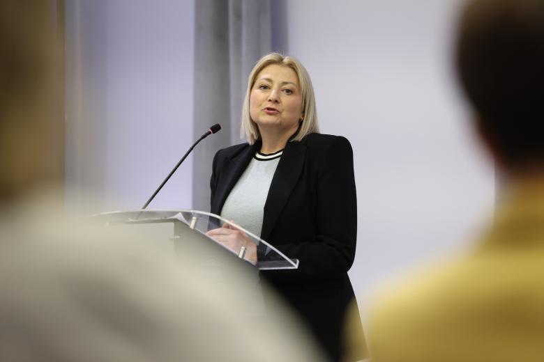 Ewa Wysocka wypowiada się stojąc przy podium
