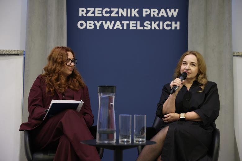 Dorota Beker i Ewa Wojdyr rozmawiają siedząc przy stoliku