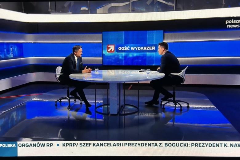 Marcin Wiącek w studio Polsat News. Dwóch mężczyzn za stołem