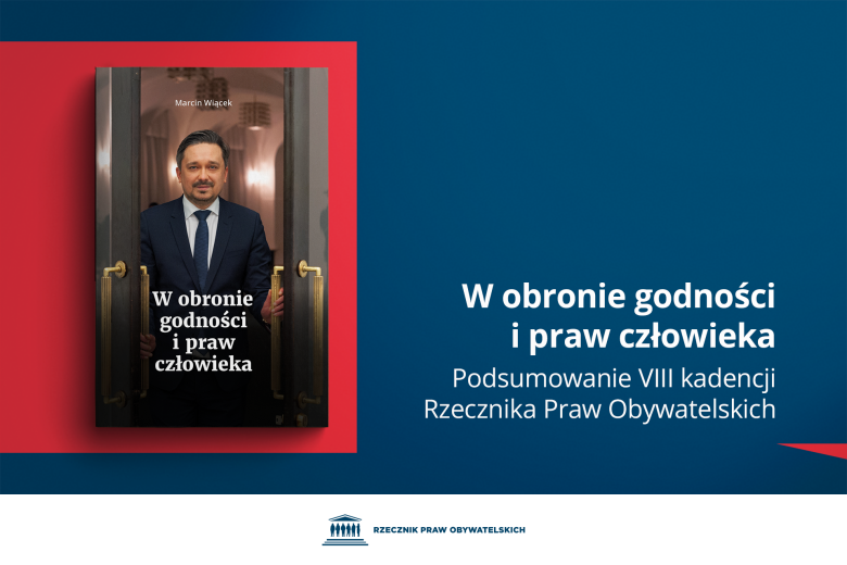 Plansza z tekstem "W obronie godności i praw człowieka - Podsumowanie 8. kadencji Rzecznika Praw Obywatelskich" i ilustracją przedstawiającą okładkę książki - uśmiechniętego mężczyznę w garniturze otwierającego drzwi