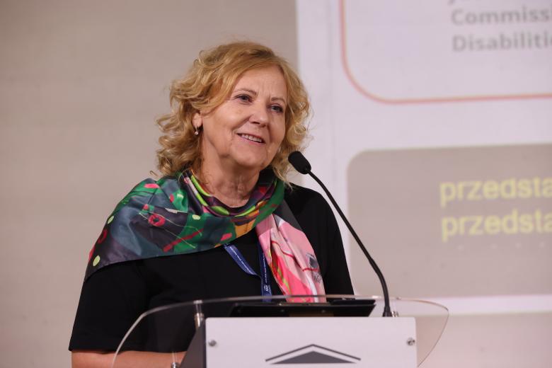 Zuzana Stavrovská wypowiada się stojąc przy mównicy