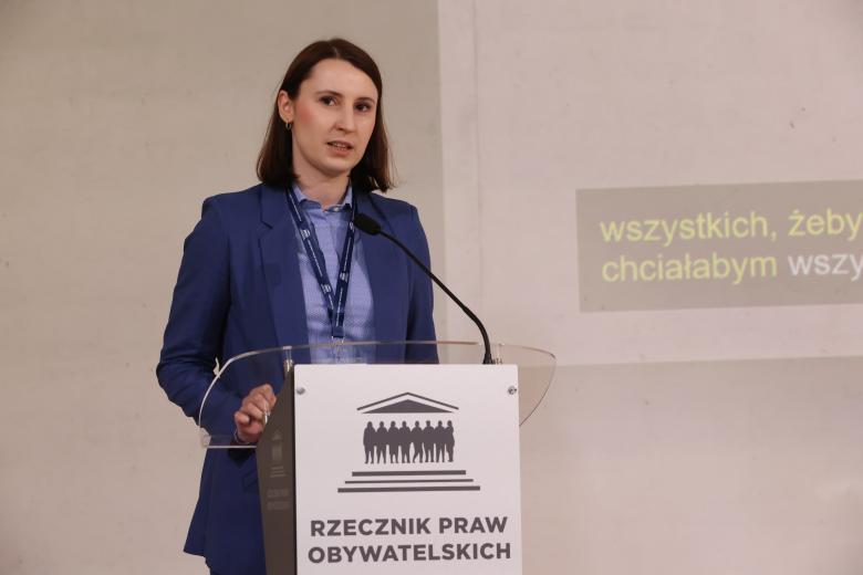 Monika Wiszyńska-Rakowska wypowiada się stojąc przy mównicy